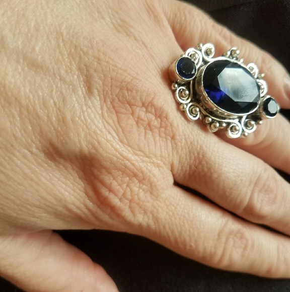 N/A Jewelry - Unique Sapphire Like 3 Stone ring